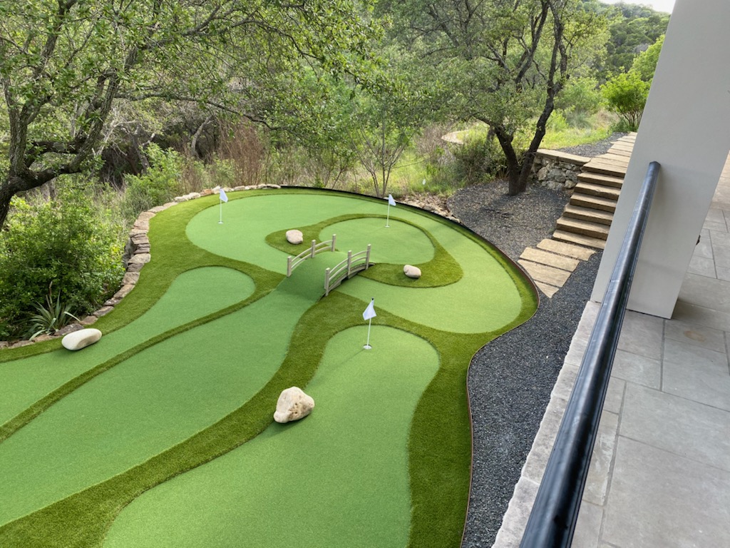 Use creative obstacles for your Los Angeles and Southern California mini golf course